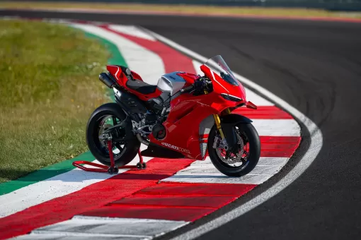 ducatioct25panigalev4gallery7.webp